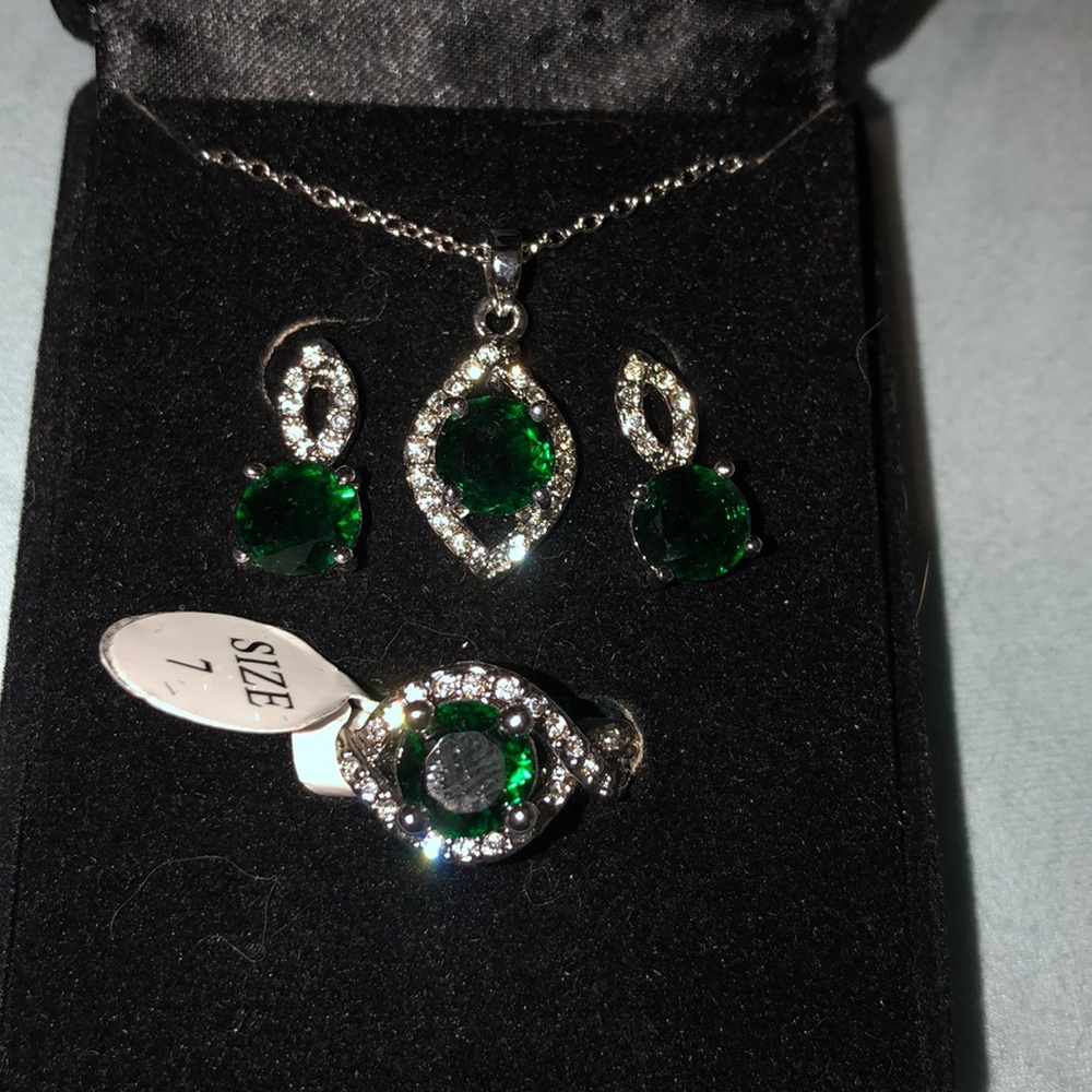 NIB Emerald colored fashion jewelry set